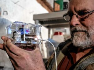 ck Werme holds the small seismograph he has in his garage of his Sutton home on Friday. The instrument is sensitive enough to pick up a person walking nearby. GEOFF FORESTER / Monito